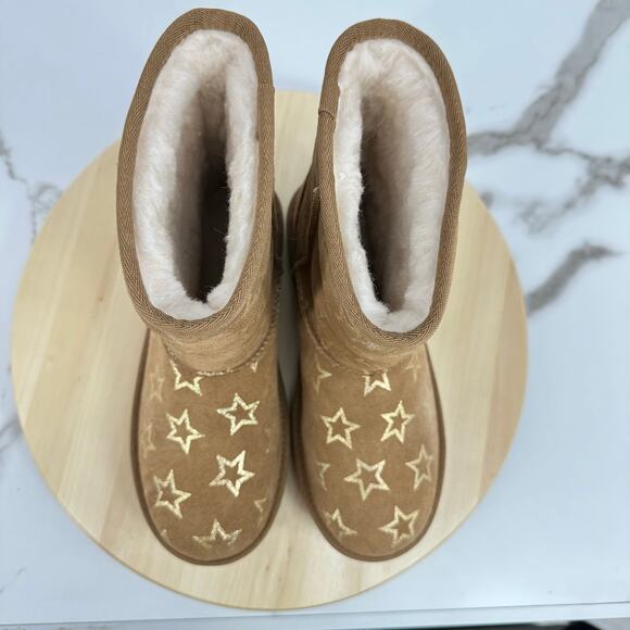 UGG Classic Short II Big Kids Winter Boots Stars Chestnut Water Resistant US 6 - Picture 5 of 10